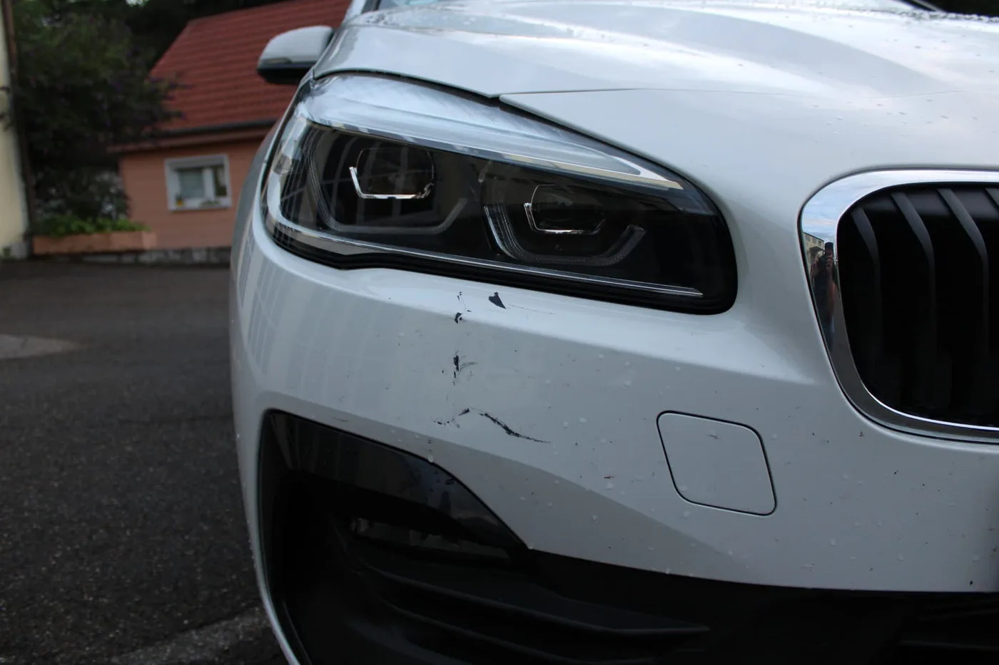BMW Stoßstange vorne mit kleiner Schramme