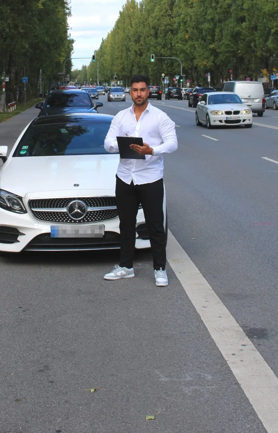 Diren Köysüren, Kfz Sachverständiger für München, dokumentiert einen Unfallschaden