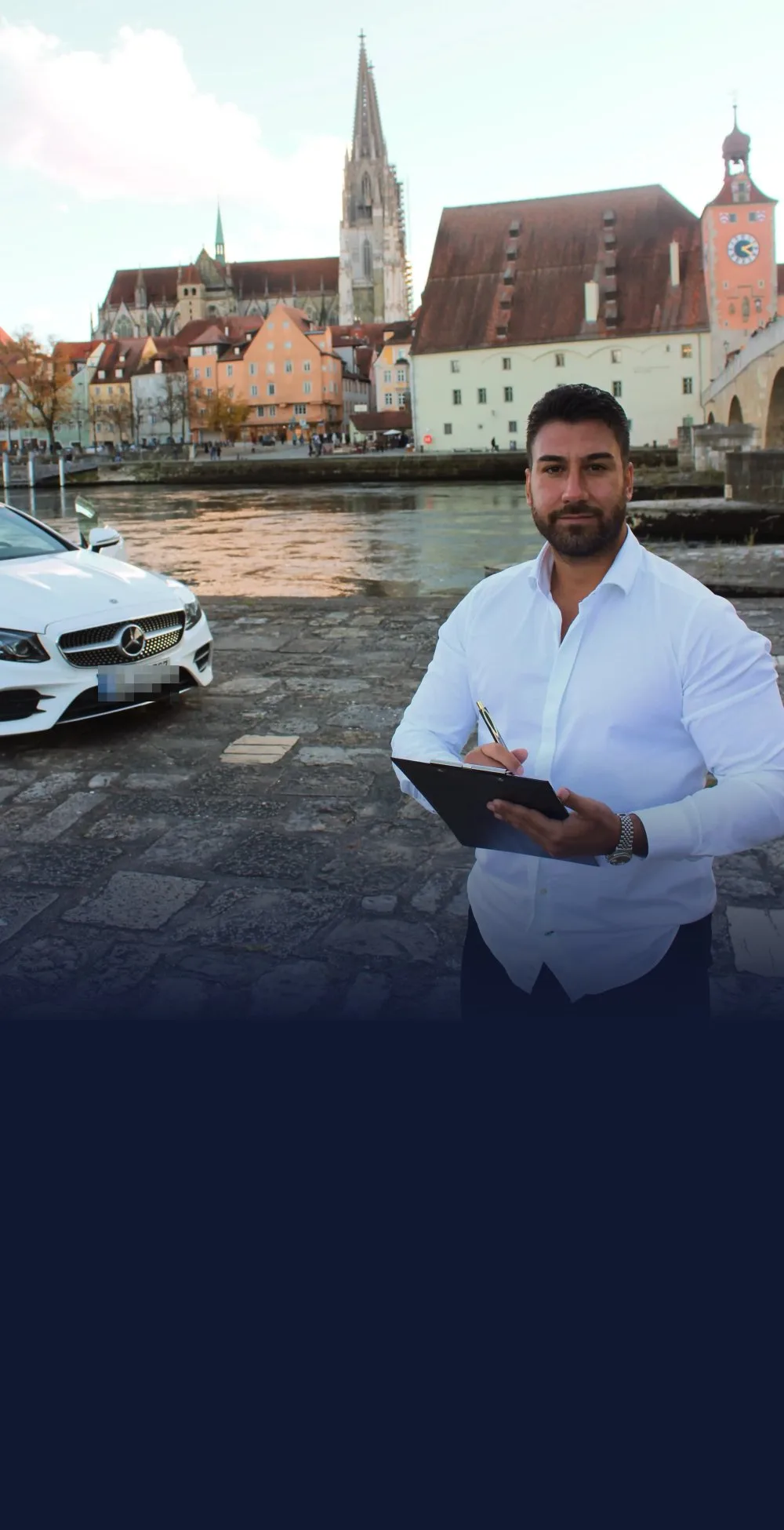Diren Köysüren, Kfz Sachverständiger für Regensburg, dokumentiert einen Unfallschaden