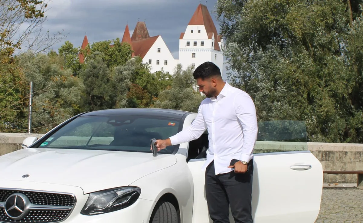 Diren nimmt eine Lackmessung am Unfallfahrzeug vor