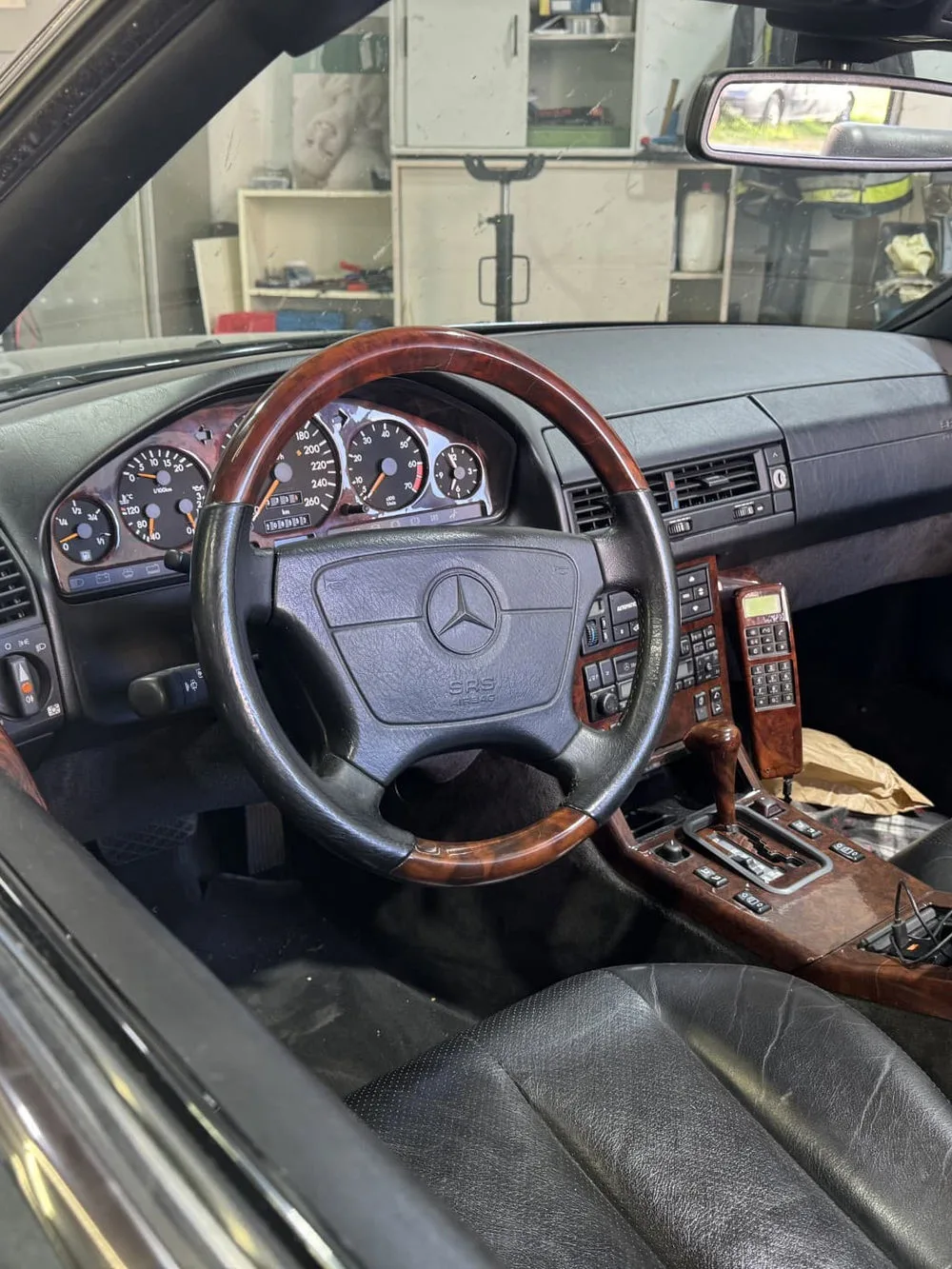 Cockpit und Lenkrad eines Mercedes Oldtimers