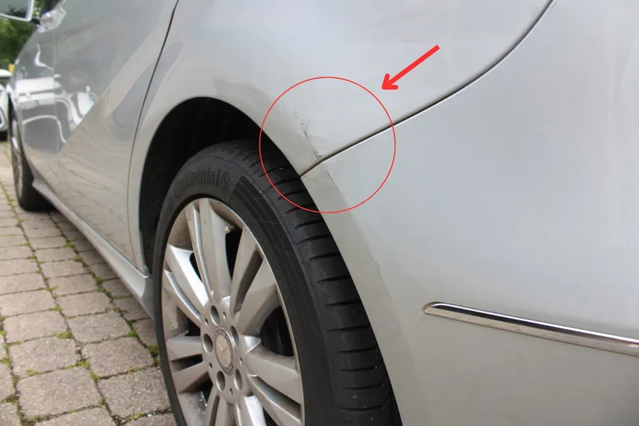 Mercedes Kotflügel hinten links verkratzt