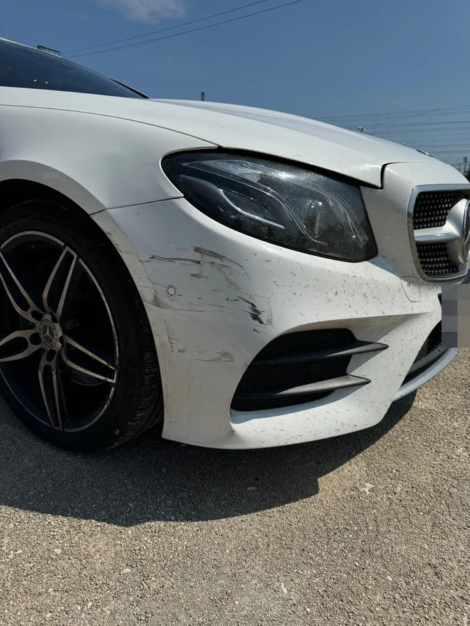 Mercedes Stoßstange vorne rechts verkratzt