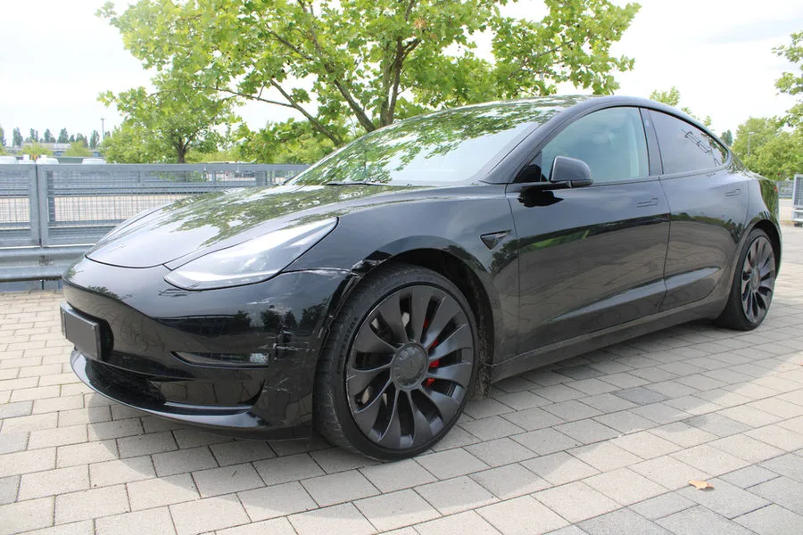 Tesla Front vorne links verkratzt