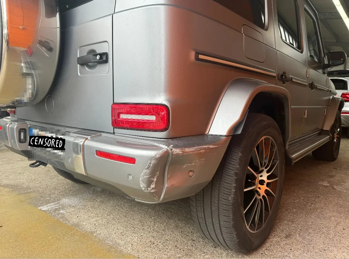 Mercedes G-Klasse von hinten rechts: Kratzer, Lackabrieb und Verformung an der rechten Ecke des hinteren Stoßfängers