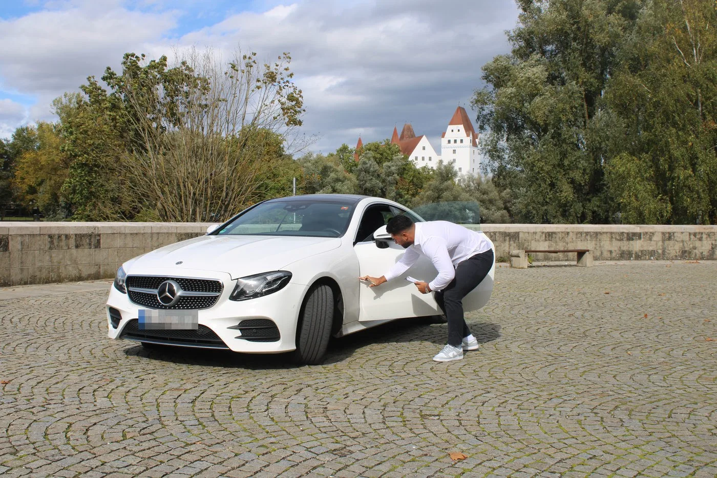 Diren Köysüren begutachtet den Kotflügel eines Fahrzeugs